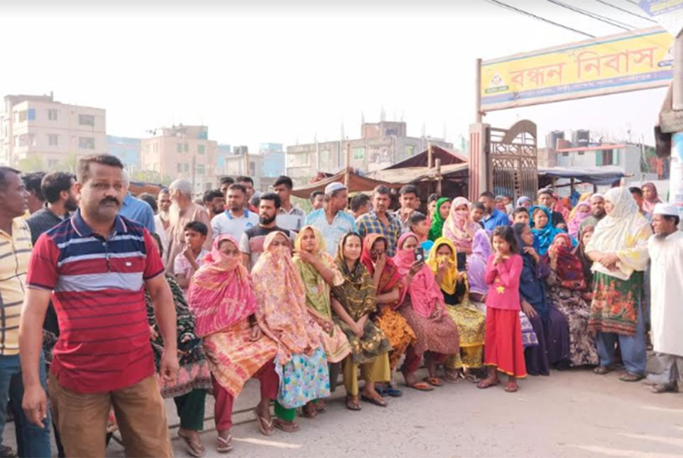 টঙ্গীতে কিশোর গ্যাংয়ের হামলা, প্রতিবাদে সড়ক অবরোধ