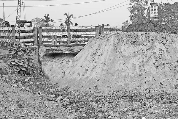 মাটি দিয়ে সেতুর মুখ ভরাট জলাবদ্ধতার আশঙ্কা