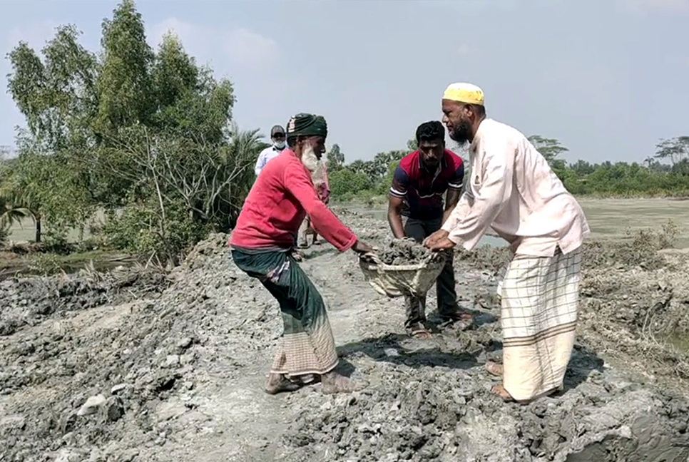 জমি বিক্রি করে রাস্তা নির্মাণ করে দিলেন কৃষক