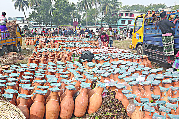 জমজমাট খেজুর গুড়ের হাট