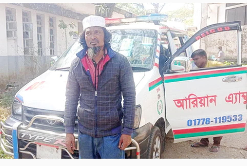 স্ত্রী-সন্তানের লাশ অ্যাম্বুলেন্সে নিয়ে এগুতে পারলেন না চালক ফারুক

