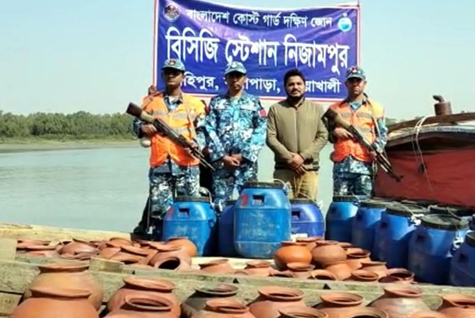 দুই কোটি বাগদা চিংড়ির রেণুসহ দুইটি ট্রলার জব্দ