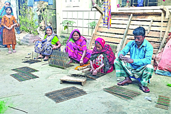 পারন বিক্রি করে জীবিকা নির্বাহ