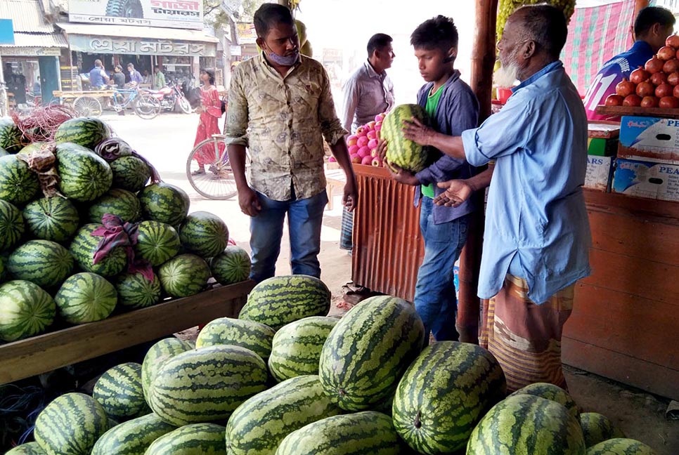 দিনাজপুরের বাজারে আগাম তরমুজ, দাম চড়া 