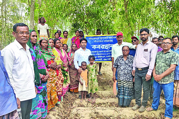 ৩০ বছর পর সাঁওতালরা ফিরে পেল কবরস্থানের জমি