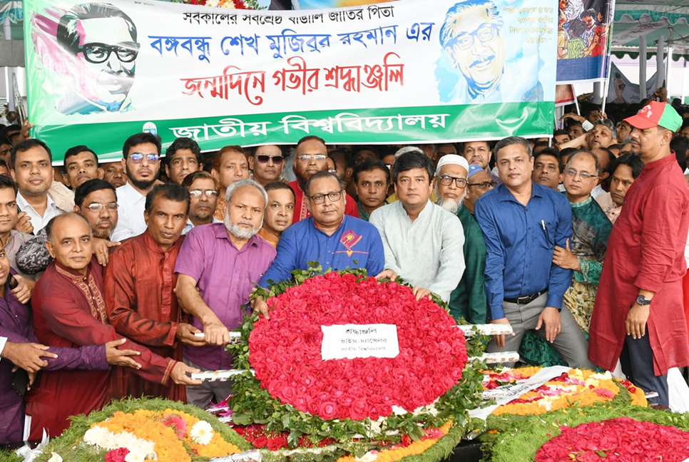 বঙ্গবন্ধুর প্রতিকৃতিতে জাতীয় বিশ্ববিদ্যালয় উপাচার্যের শ্রদ্ধা