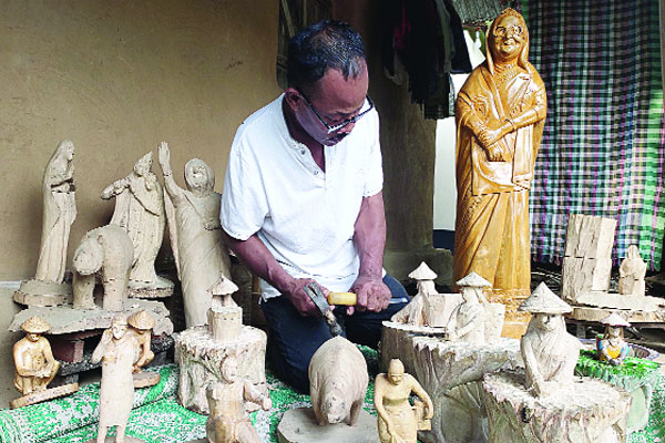 পর্যটকদের নজর কাড়ে সবুজের কাঠের ভাস্কর্য