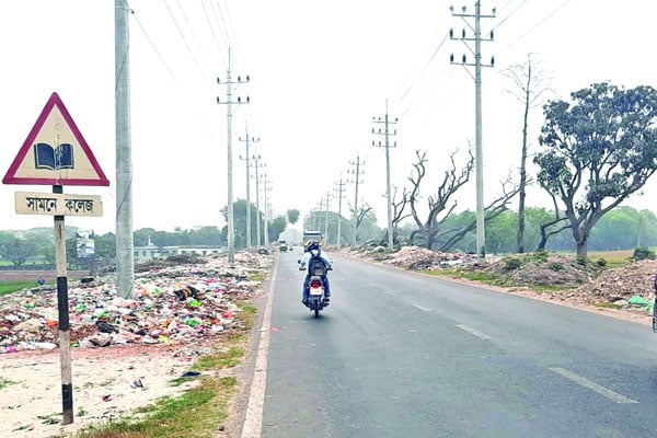 সিটি হাট সড়কে ময়লার স্তূপ