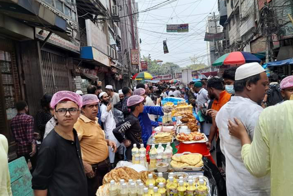 সদরঘাটে বাহারি ইফতারের পসরা