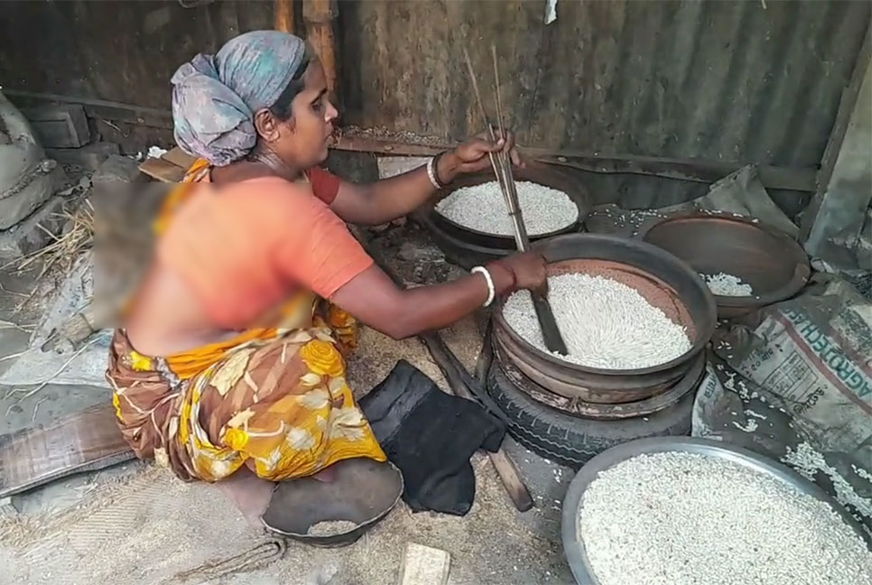 নারান্দিয়া গ্রামের হাতে ভাজা মুড়ির কদর দেশজুড়ে