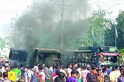 দুই বাসের প্রতিযোগিতায় গেল প্রাণ, বিক্ষোভ আগুন