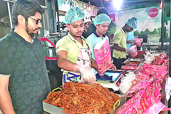 কুমিল্লায় ঘিয়ে ভাজা ইরানি জিলাপি