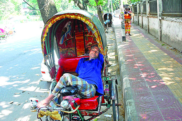 তীব্র দাবদাহে অতিষ্ঠ জনজীবন