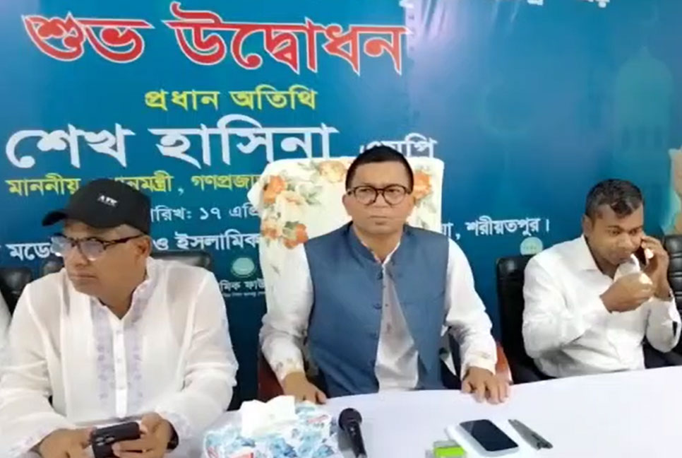 শরীয়তপুর  প্রধানমন্ত্রীর পক্ষে ট্যাব ও চেক বিতরণ