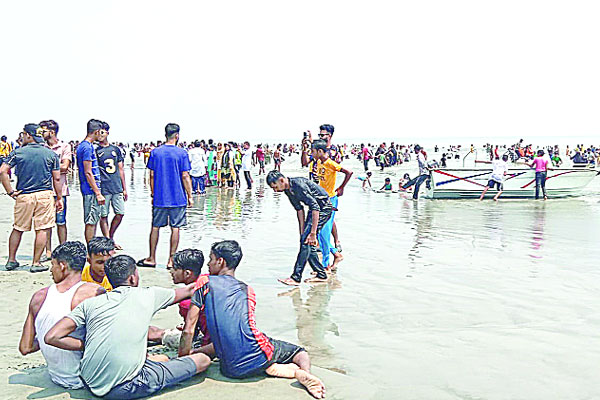 পর্যটকে জমেছে কুয়াকাটা