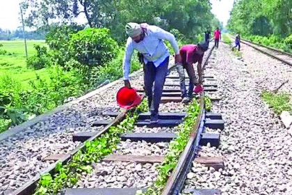 আবারও বেঁকেছে রেললাইন, ট্রেন চলাচল বন্ধ