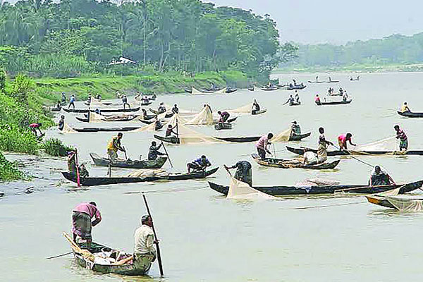 প্রকৃতির বৈরিতার প্রভাব হালদায়