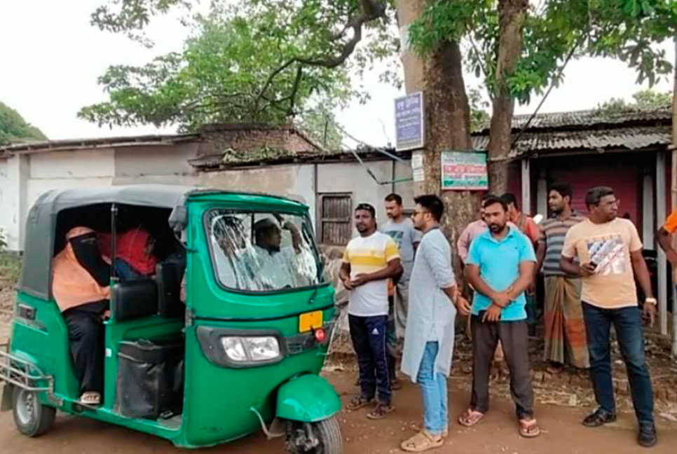 নলডাঙ্গায় যুবলীগ নেতাকে মারধরের জেরে সড়কে সিএনজি অটোরিকশা চলাচল বন্ধ ২ ঘণ্টা