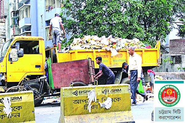 চসিকে খোলা ট্রাকে বর্জ্য অপসারণ