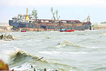 ধেয়ে আসছে ঘূর্ণিঝড় মোখা