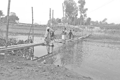 নদী পারাপারে ভরসা বাঁশের সাঁকো-নৌকা