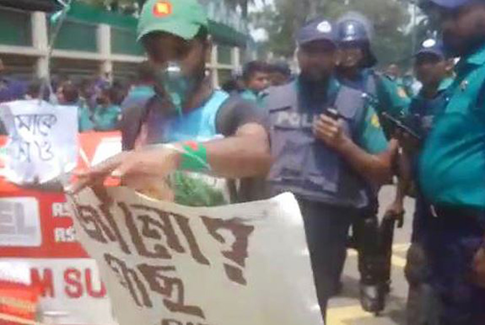 ডিএসসিসি প্রধান কার্যালয় ঘেরাও কর্মসূচিতে পুলিশের বাধা 