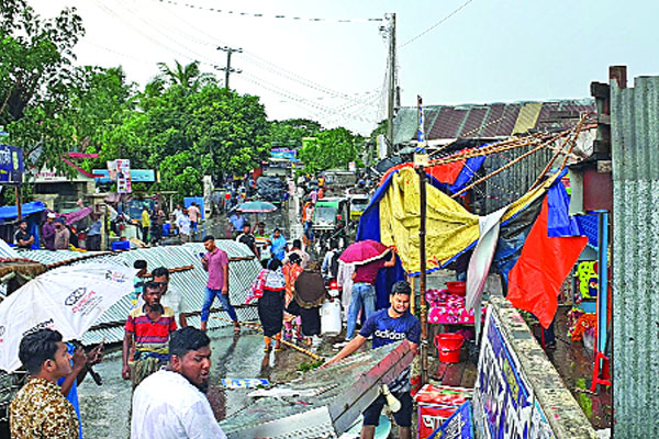 মুন্সীগঞ্জে ঝড়ে বিধ্বস্ত দোকানপাট ও বাড়ি-ঘর