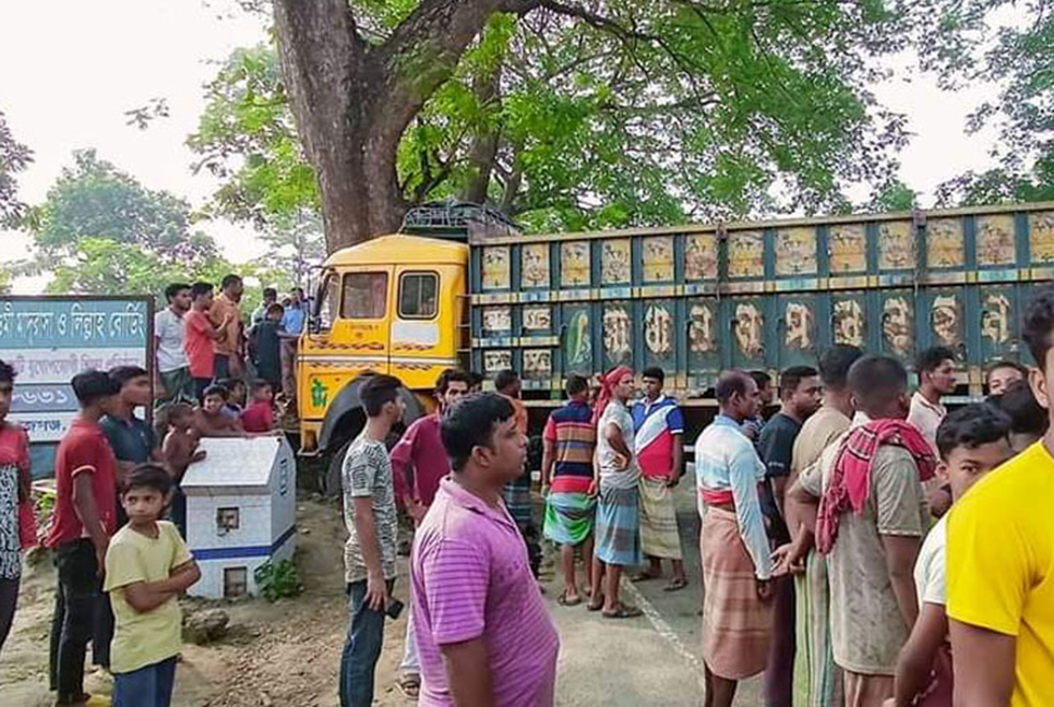 ট্রাকের চাকায় পিষ্ট হয়ে মোটরসাইকেল চালক নিহত

