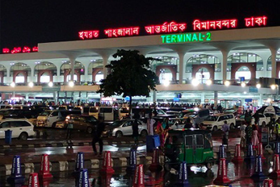 ৯৯৯- এ স্কুলছাত্রের ফোন, প্রতারকদের সাথে দুবাই যাত্রাকালে তরুণী উদ্ধার