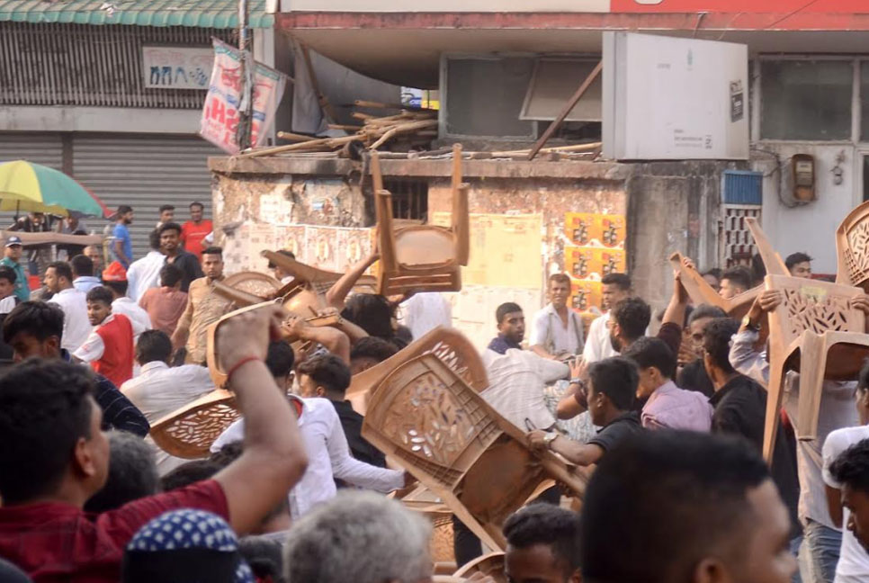 চট্টগ্রামে ১৪ দলের সমাবেশে দুই
পক্ষের সংঘর্ষে কাউন্সিলর আহত