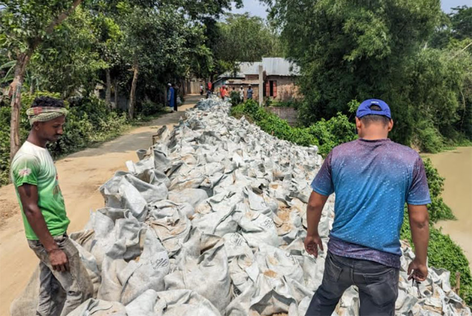 আখাউড়ায় হাওড়া নদীর বাঁধ মেরামত শুরু