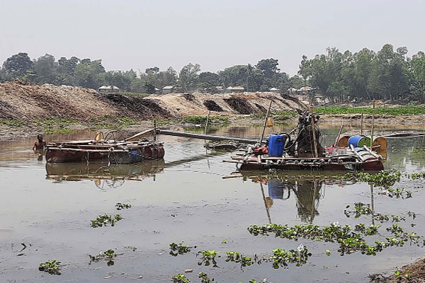 অবৈধভাবে বালু উত্তোলন