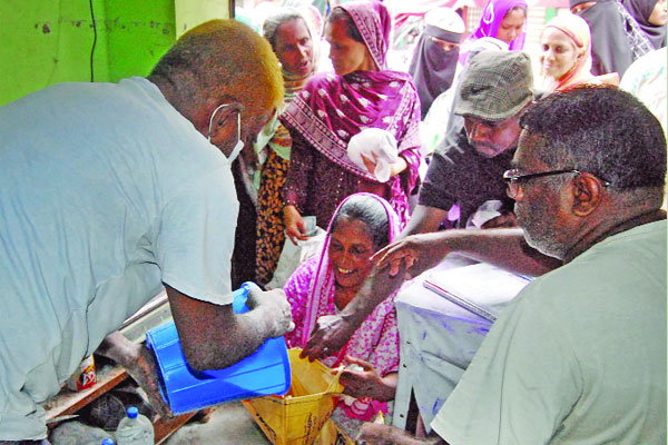 লালবাগে ওএমএসের দোকানের সামনে নারী ক্রেতাদের ভিড়