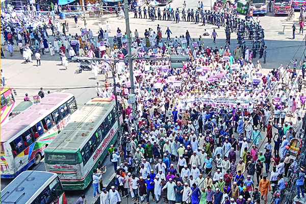 সুইডেনে কোরআন পোড়ানোর প্রতিবাদে বিক্ষোভ সমাবেশ