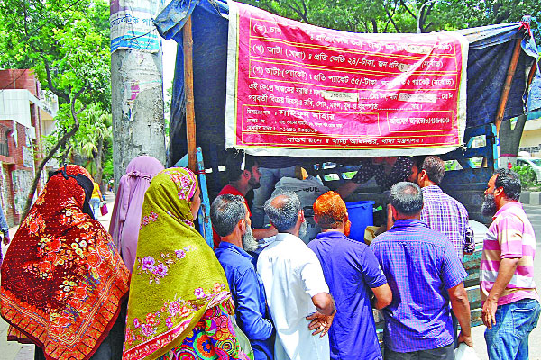 ওএমএসের চাল ও আটা সংগ্রহ করতে মানুষের ভিড় 