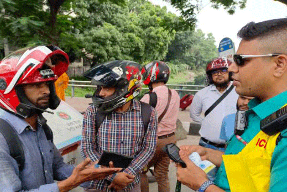 ঢাকা-১৭ উপনির্বাচন: তল্লাশি চৌকি বসিয়ে জরিমানা করছে পুলিশ