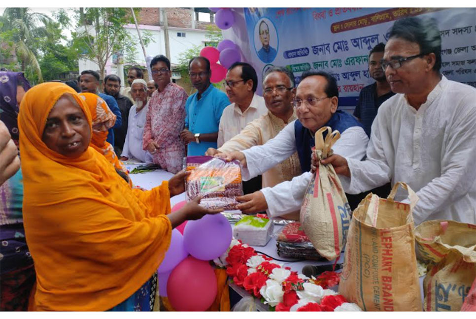 
চাঁপাইনবাবগঞ্জে বিধবা-প্রতিবন্ধীদের মাঝে খাদ্য-বস্ত্র বিতরণ