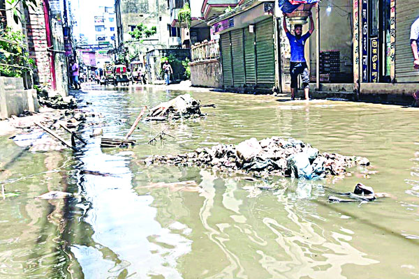 রাস্তায় গড়াচ্ছে ড্রেনের পানি