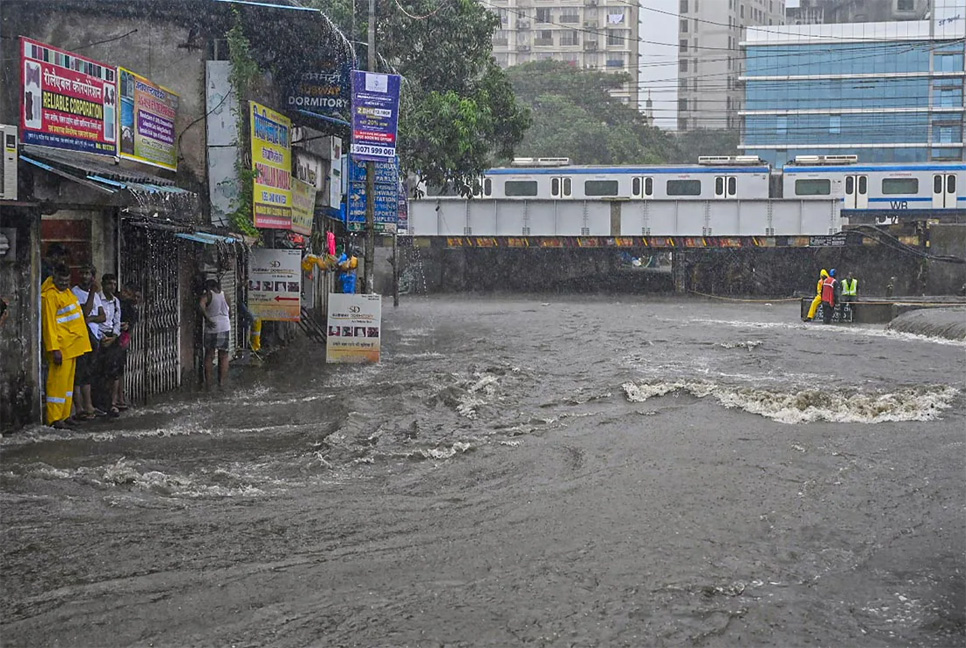 প্রবল বর্ষণে মুম্বাইয়ে রেড অ্যালার্ট জারি, স্কুল-কলেজ বন্ধ ঘোষণা

