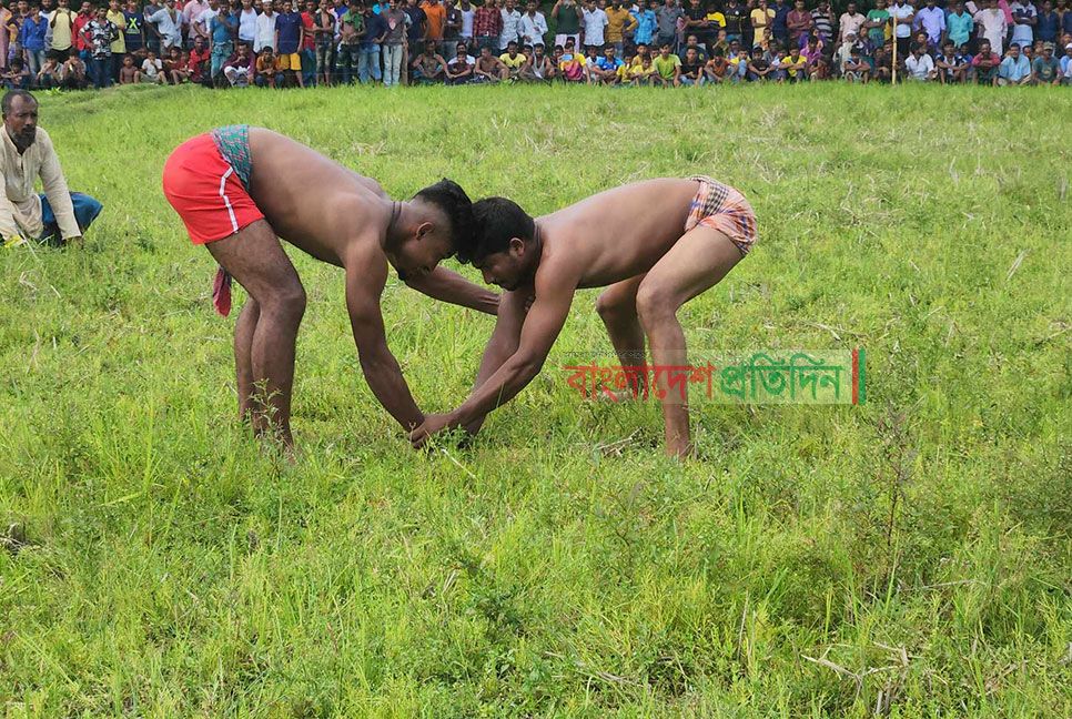 ৩০ বছর পর নেত্রকোনায় ঐতিহ্যবাহী কুস্তি খেলা