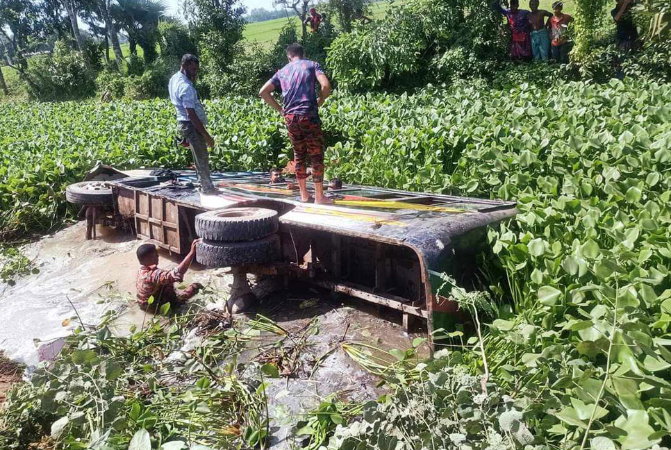 ওভারটেক করেত গিয়ে খাদে পড়ল যাত্রীবাহী বাস, প্রাণহানির আশঙ্কা