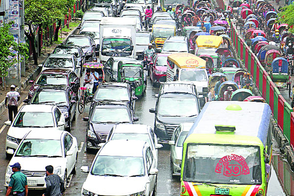 সায়েন্সল্যাব এলাকার সড়কে তীব্র যানজট 