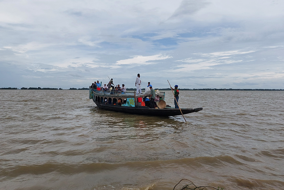 এখনো নেত্রকোনার হাওরে ঝুঁকি নিয়ে চলছে মানুষ