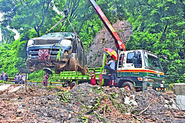 চট্টগ্রামে পাহাড়ধসে মাইক্রোবাস চাপা, গাড়ি চলাচল বন্ধ