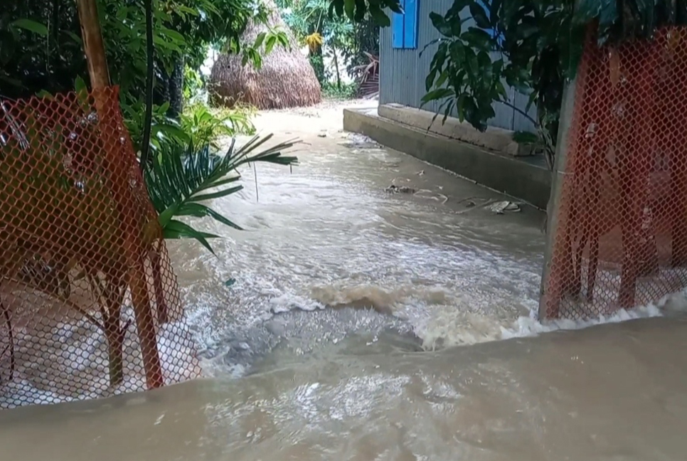 বাঁধ ভেঙে ফুলগাজী ও পরশুরামের ৮ গ্রাম প্লাবিত