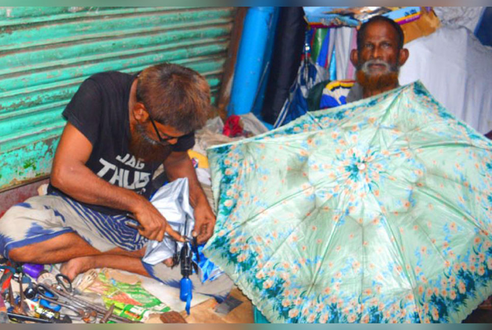 বগুড়ায় কর্মব্যস্ততা বেড়েছে ছাতার কারিগরদের