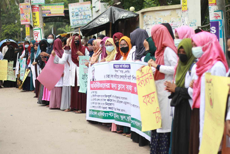 কুষ্টিয়ায় প্রশাসনিক ভবনে তালা ঝুলিয়ে দিলেন ম্যাটসের শিক্ষার্থীরা 