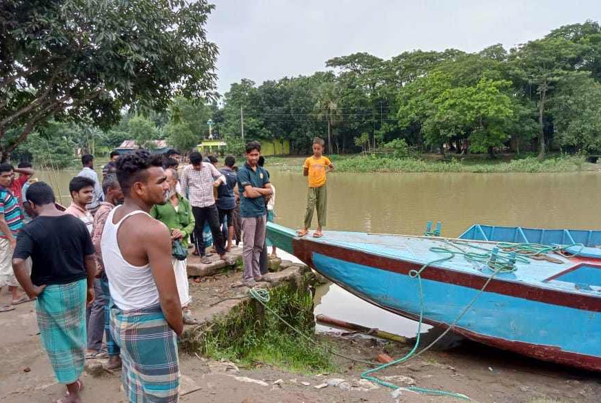 মোহনগঞ্জে ধান বোঝাই নৌকা ডুবে এক শ্রমিক নিখোঁজ