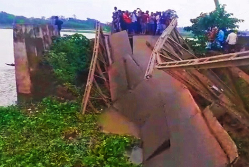 বেইলি ব্রিজ ভেঙে ট্রাক পানিতে, নিহত ১