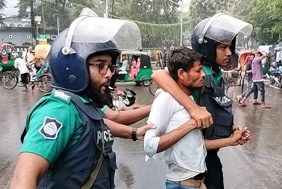 সিলেটে বিএনপির মিছিল থেকে ককটেলসহ যুবক আটক 